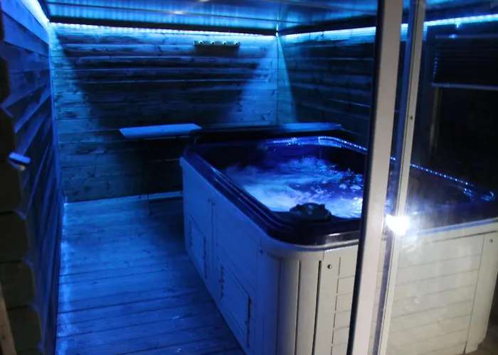 Petit Chalet Climatise Avec Jacuzzi Prive
