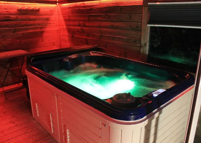 Petit Chalet Climatise Avec Jacuzzi Prive