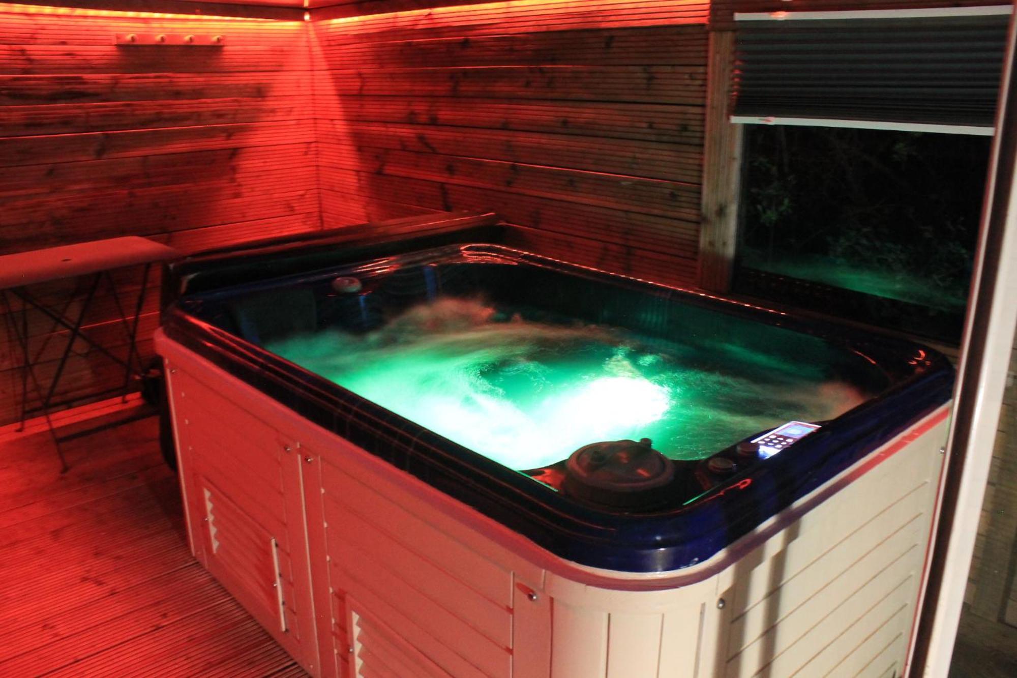 Petit Chalet Climatise Avec Jacuzzi Prive Country house *