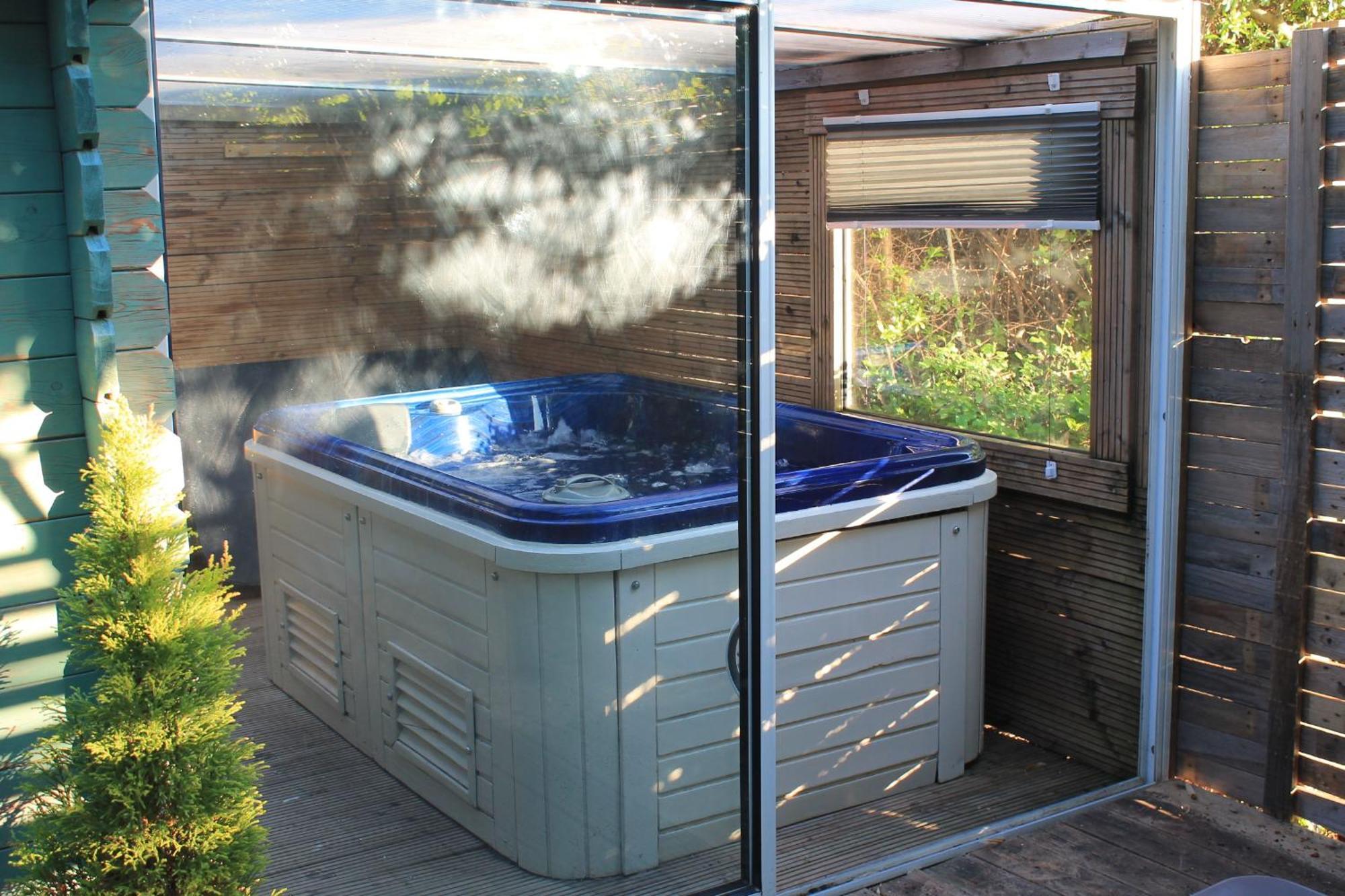 Petit Chalet Climatise Avec Jacuzzi Prive Country house Le Beausset